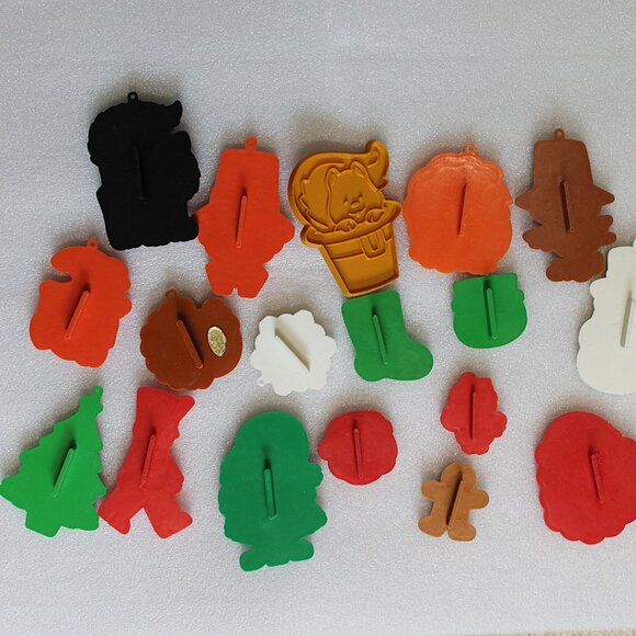 Vintage Hallmark Plastic Holiday Imprint Cookie Cutters Set of 18 Fall Theme - Picture 2 of 9
